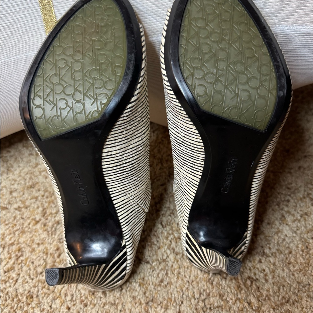Elegant Black and White Striped Calvin Klein Women's Heels U.S 8.5/EU 38.5 - Picture 6 of 7